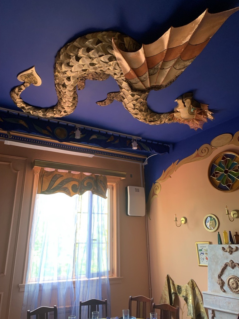 Дети любят заходить в гости к драконам. Фото: пресс-служба музея-театра «Сказкин дом». 