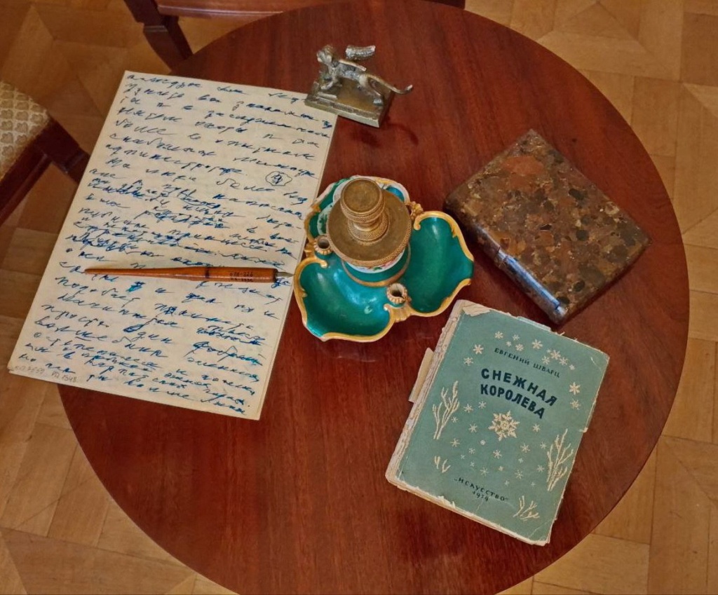 Чернильница и ручка, которой были написаны лучшие сказки классика. Правообладатель фото: Литературный музей XX век. Фото: Марина Лебедева. Правообладатель: Литературный музей XX век.