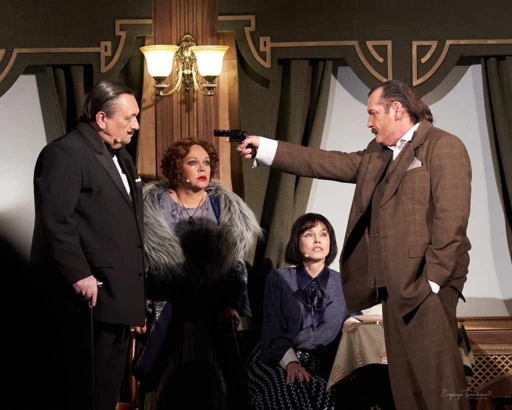 Сцена из спектакля Восточный экспресс. Фото из личного архива Елены Валюшкиной.