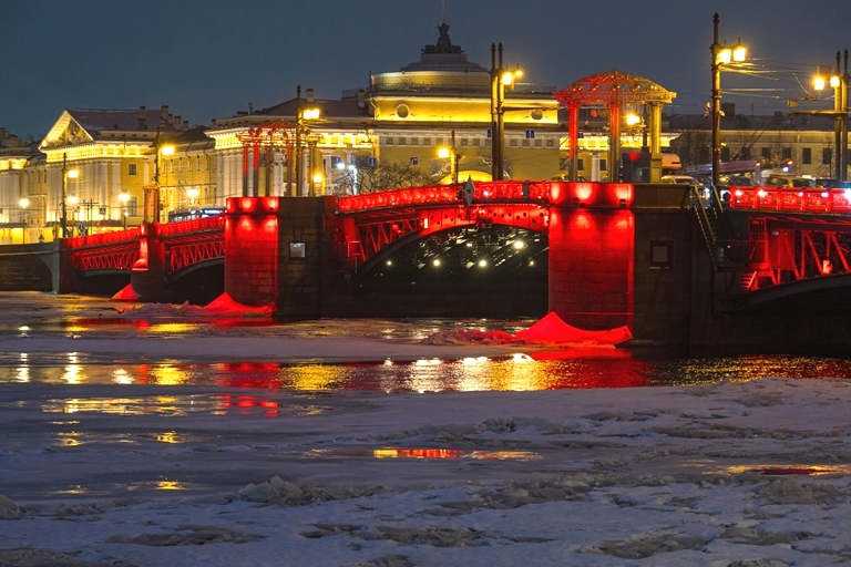 Общегородской фестиваль «Китайский Новый год – Весёлый праздник весны». Дворцовый мост с подсветкой. Источник: kvs.gov.spb.ru. Правообладатель: kvs.gov.spb.ru.