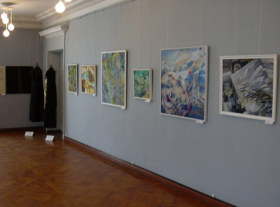 Большой зал Библиотеки с выставочным залом, выставка «Белое зеркало Ночи»