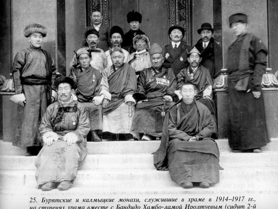 На изображении представлены бурятские и калмыцкие монахи, служившие в храме в 1914-1917 годах, на ступенях храма вместе с Бандидо Хамбо-ламой Иролтуевым, который сидит вторым слева в первом ряду. Правообладатель: ВК группа "Дацан Гунзэчойнэй ཀུན་བརྩེ་ཆོས་གནས་གྲྭ་ཚང", vk.com/dazanspb. 