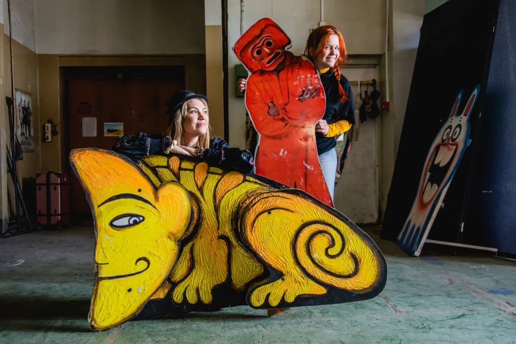 В репертуаре театра одиннадцать спектаклей, декорации к которым актеры делают сами. Фото: Ирина Иванова.