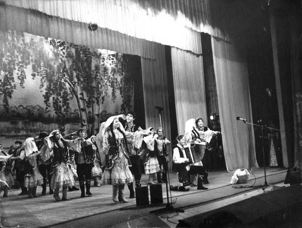 Ансамбль танцев «Камазовские узоры». 1982 г. Правообладатель: Историко-краеведческий музей г. Набережные Челны.