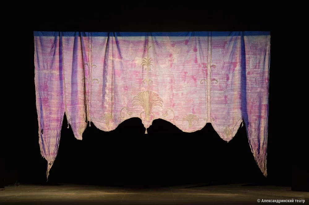 Сохранившиеся декорации спальни Нины. Фото: Фото Е.Ю.Кравцова / Александринский театр, alexandrinsky.ru.
