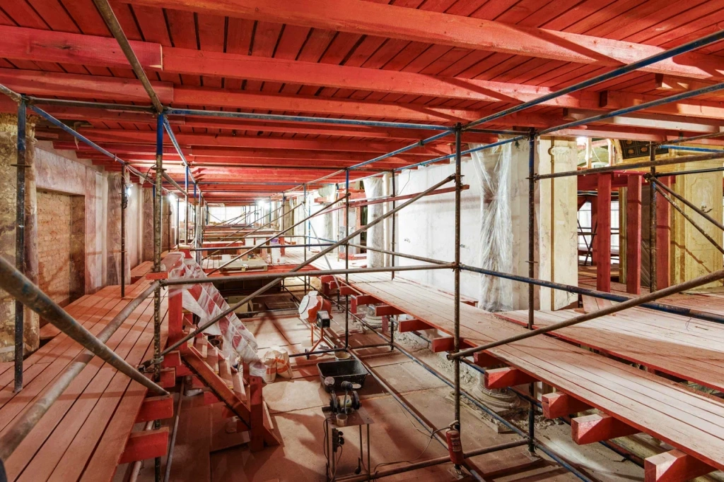 В исторических залах продолжается комплексная реставрация интерьеров. 