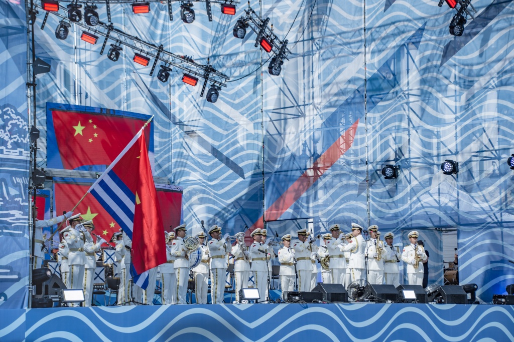 Военный оркестр Народно-освободительной армии Китая (НОАК) был создан 10 июля 1952 года. Это единственный национальный церемониальный оркестр страны. За время своего существования он принял участие в более чем восьми тысячах правительственных мероприятий разного уровня. Музыканты оркестра выступали перед почти тысячей глав государств, правительств и военачальников из более чем 200 стран мира. Фото: Ирина Иванова ВМФ 2024. Фото: Ирина Иванова