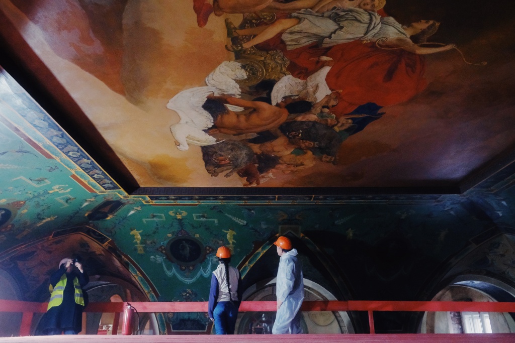 Проект предусматривает восстановление интерьеров помещений с ценной отделкой.