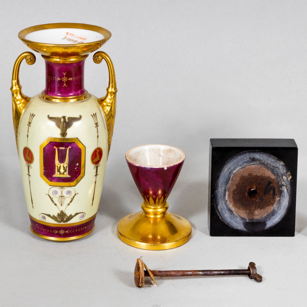 В ходе реставрации мастера разобрали вазы на составные части и передали их в работу профильным специалистам.