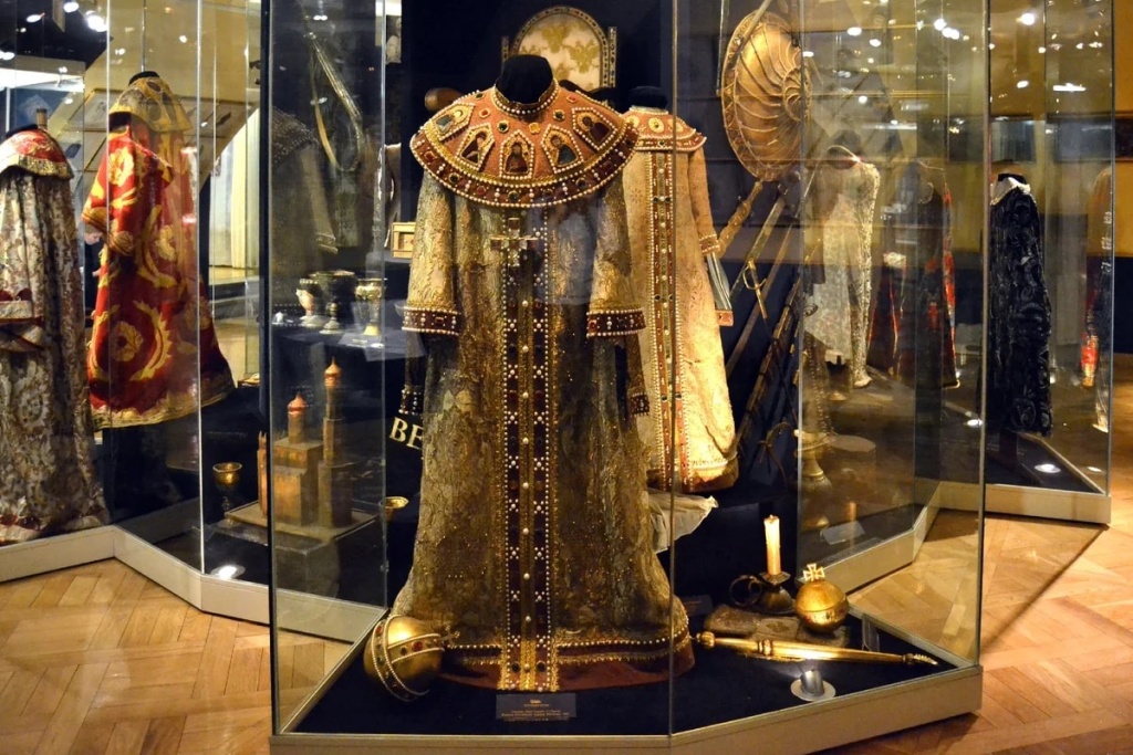 Фото: magazineart.art/online/aleksandrinskij-teatr-gid-po-muzeju-russkoj-dramy / Царские кафтаны к спектаклям «Борис Годунов» (1934 г.) и «Великий государь» В. Соловьева Фото: magazineart.art/online/aleksandrinskij-teatr-gid-po-muzeju-russkoj-dramy / Царские кафтаны к спектаклям «Борис Годунов» (1934 г.) и «Великий государь» В. Соловьева