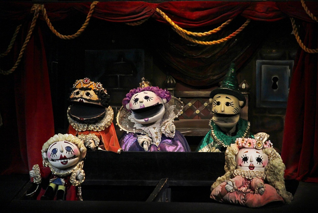 Сцена из спектакля «Щелкунчик и Мышиный король». Источник: teatrskazki.spb.ru. Правообладатель: Кукольный театр сказки. shelkunchik_foto2_min.jpg