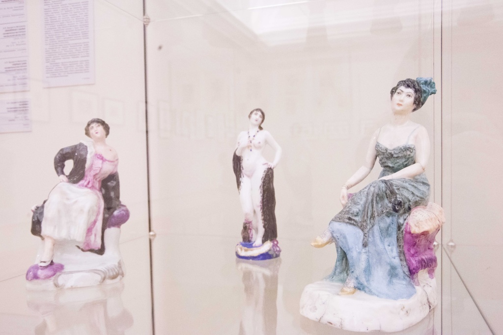 Автор с детства стремился стать художником книги и блестяще осуществил своё намерение, однако не ограничил себя одним жанром. 