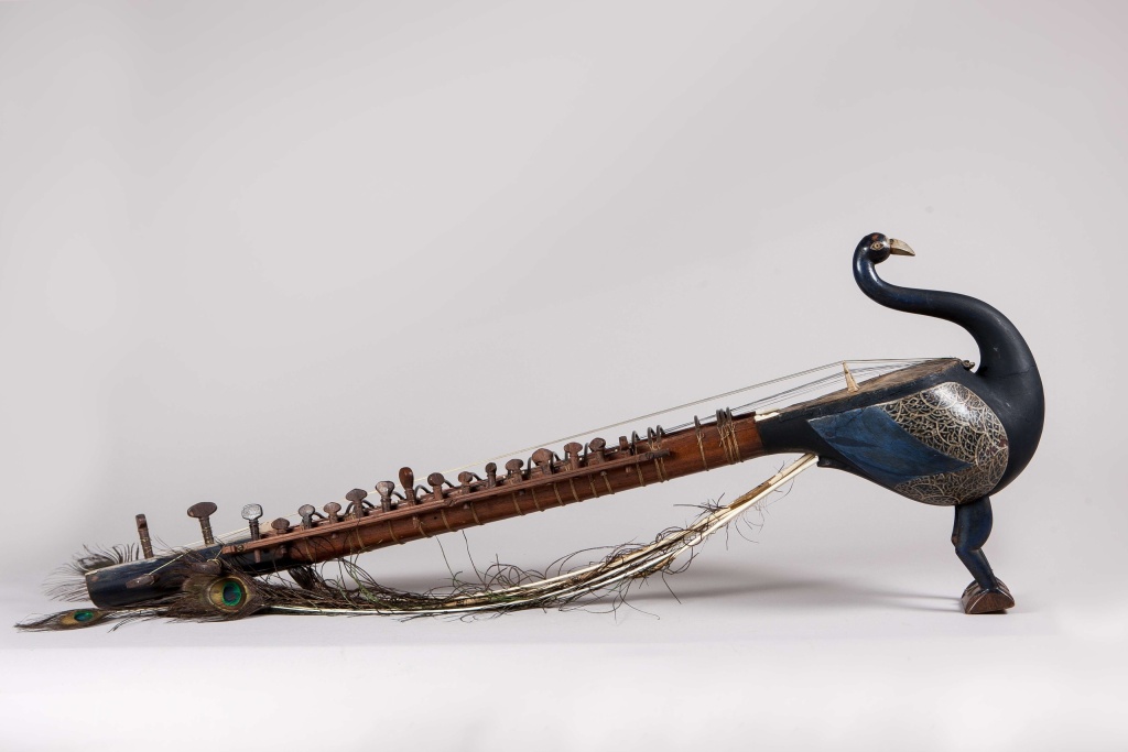 Дилруба (майури, майури вина, таус). Неизвестный мастер. Индия, Бенгалия, XVIII-XIX. Фото: пресс-служба музея театрального и музыкального искусства.