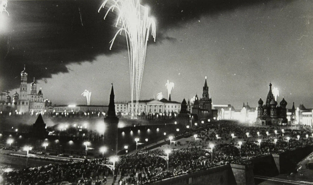 Борис Вдовенко. Праздничный салют. Москва. 1961.