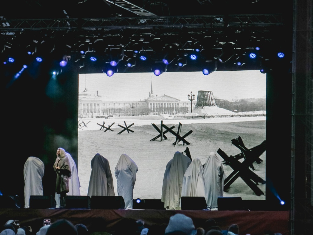 На экране видны оборонительные противотанковые «ежи» на одной из улиц осажденного Ленинграда. Фото: Ирина Иванова.