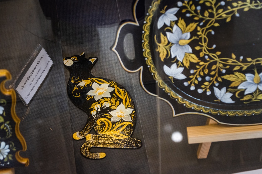 Петербургская роспись котика Марины Горшковой. Фото: Ирина Иванова.