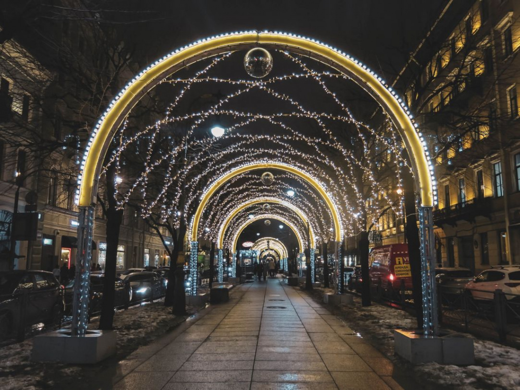 Световая инсталляция на Большой Конюшенной. Фото: Ирина Иванова