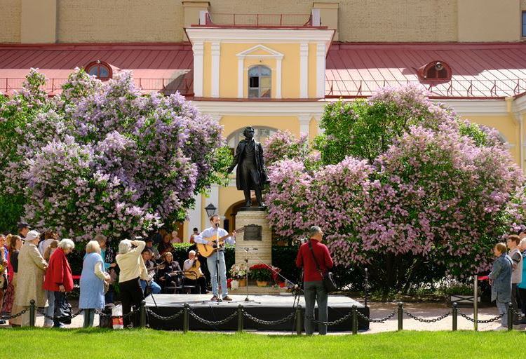 Литературно-музыкальная программа во дворе дома на набережной реки Мойки, 12 (Музей-квартира А.С. Пушкина) в День рождения поэта. Фото предоставлено пресс-службой Всероссийского музея А.С. Пушкина. Автор: Алексей Смагин. Правообладатель: Всероссийский музей А.С. Пушкина. Литературно-музыкальная программа во дворе дома на набережной реки Мойки, 12 (Музей-квартира А.С. Пушкина) в День рождения поэта. Фото предоставлено пресс-службой Всероссийского музея А.С. Пушкина. Автор: Алексей Смагин. Правообладатель: Всероссийский музей А.С. Пушкина.