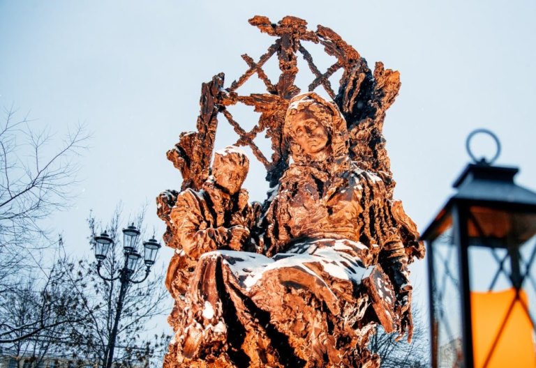Памятник «Блокадному учителю» в Соляном переулке. Скульптор: Владимир Бродарский. Фото: gov.spb.ru