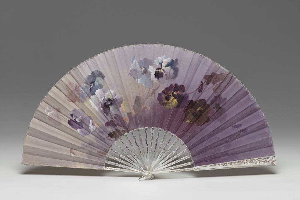 В отдельную группу выделен комплекс вееров — дипломатических подарков.