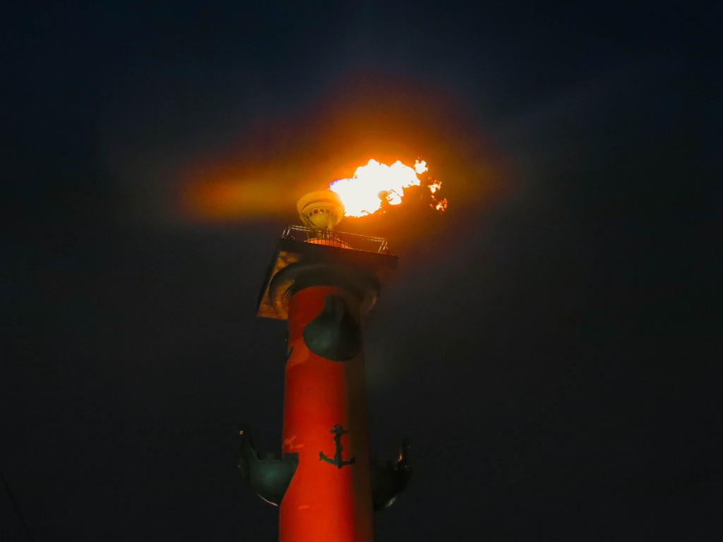 В День полного освобождения Ленинграда от фашистской блокады факелы горели на ростральных колоннах. Фото: Ирина Иванова.