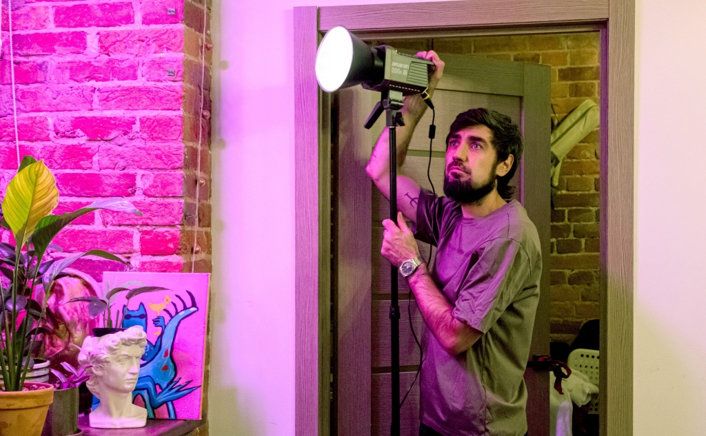 Подготовка к записи подкаста. Фото: Ирина Иванова. Правообладатель: Институт культурных программ. группа угли - Ирина Иванова-0765.jpg