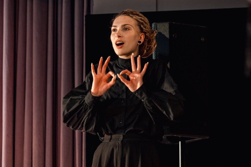 Екатерина Кононенко во время выступления. Правообладатель визуальных материалов в статье: проект ТЕАТРБЕЗГРАНИЦ.