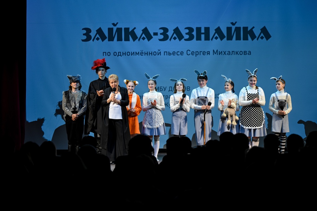 Подарком для гостей стал спектакль «Зайка-зазнайка», поставленный по одноименной пьесе Сергея Михалкова. Роли исполнили юные артисты городской театральной студии ШЭСТ, которая вместе со школьным театром «Вдохновение» станет хозяином новой сцены. Правообладатель фото: gov.spb.ru. DSC_1063.jpg