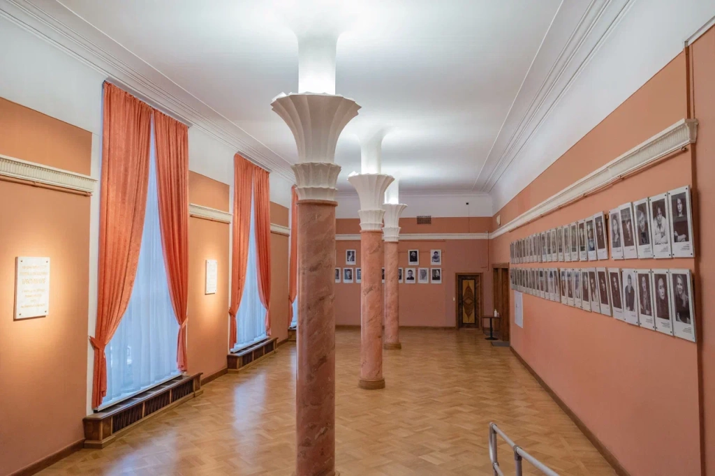 В антракте зрители любят рассматривать фото в фойе театра. Фото: Ирина Иванова. 