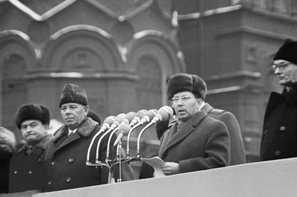 Первый секретарь Московского горкома партии Николай Григорьевич Егорычев выступает во время траурного митинга на Манежной площади по случаю захоронения праха Неизвестного Солдата 3 декабря 1966 года. Правообладатель: Главархив Москвы, официальный портал Мэра и Правительства Москвы, mos.ru.