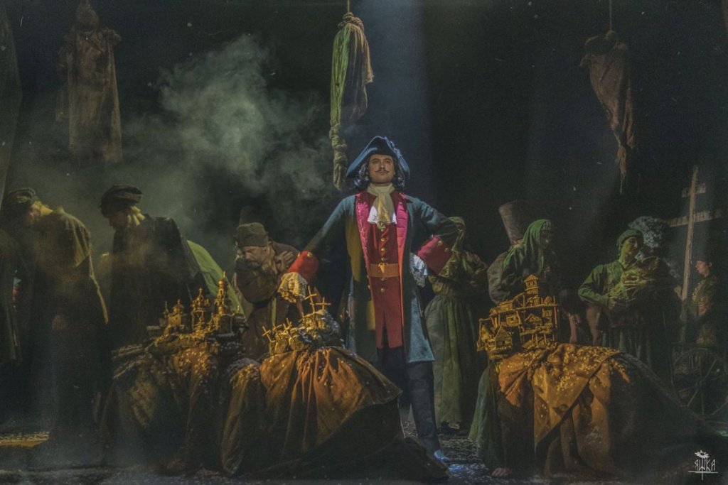 Фото: modern-theatre.ru / Спектакль «Петр I» Московского драматического театра «Модернъ»