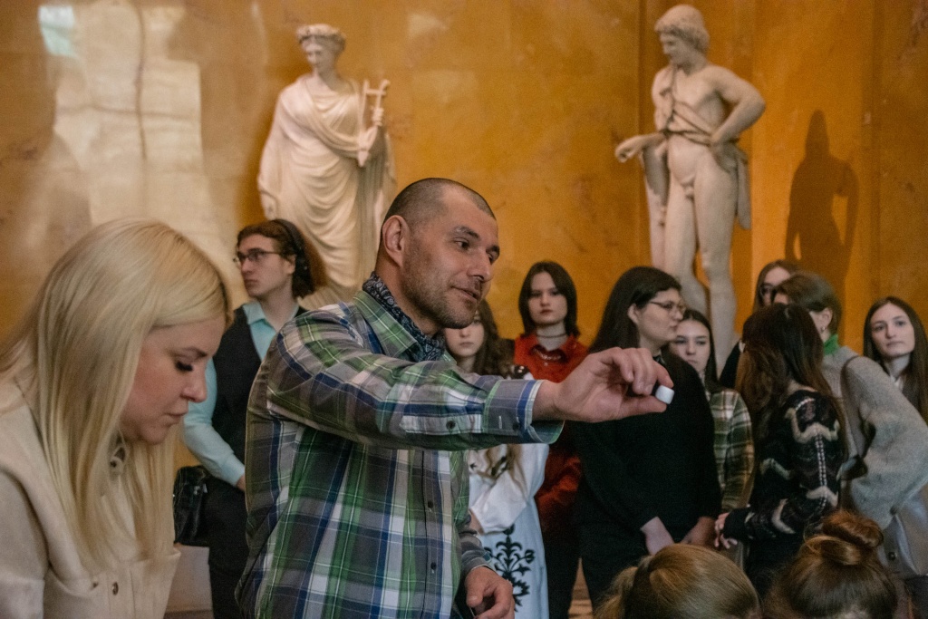 Руководитель ремесленных мастерских «Верес» Виктор Федосеев объясняет задание. Фото: Ирина Иванова. Руководитель ремесленных мастерских «Верес» Виктор Федосеев объясняет задание. Фото: Ирина Иванова.