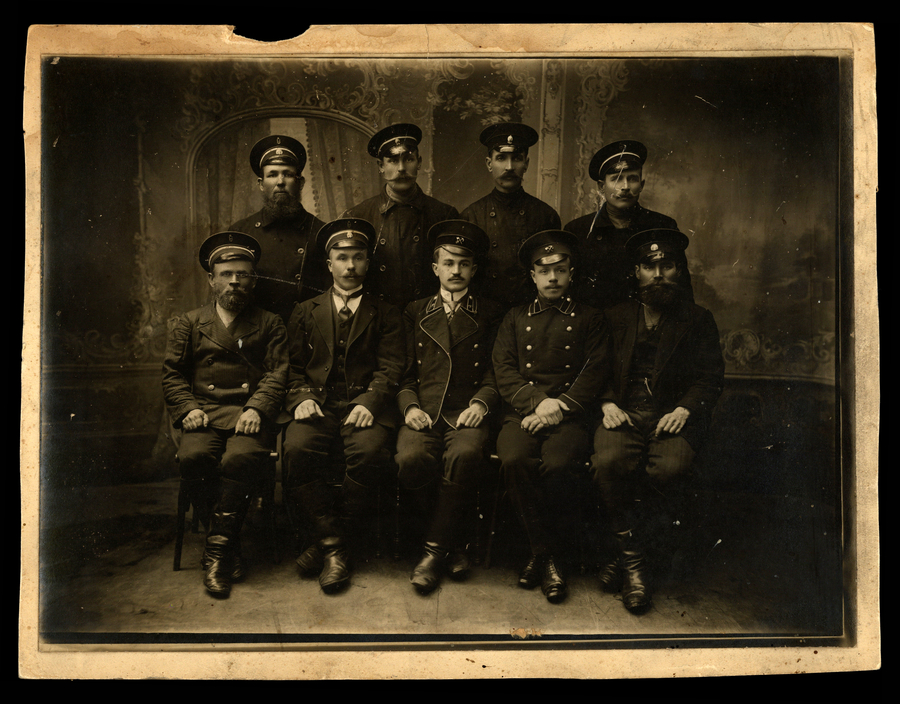Работники железной дороги в фирменной одежде. Фото: archive.rzd-museum.ru. 