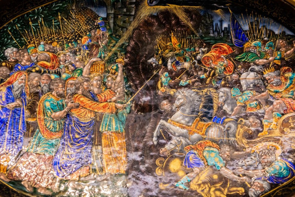Фрагмент блюда «Переход евреев через Че́рмное море». Медь, эмаль, бронза. Франция. Вторая половина XVI века Фото: Ирина Иванова
