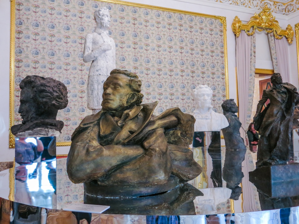 На первом плане - «Портрет Александра Сергеевича Пушкина» скульптора Леонида Шервуда, созданная в 1902 году. Отлив - 1938 года. Фото: Ирина Иванова. Правообладатель: Институт культурных программ.