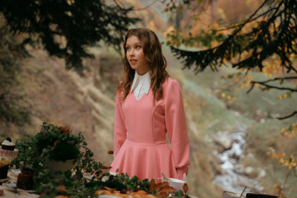 Screenshot 2025-10-13 at 17-16-56 Фото Алиса в Стране чудес _ Кадр со съемок фильма «Алиса в Стране чудес» (2025) #4261999.png