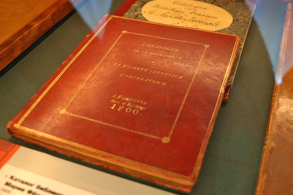 Музейные предметы установлены на постаменты, а размещенные рядом таблички поясняют: это немые жертвы оккупации Павловска в годы Великой Отечественной войны. 