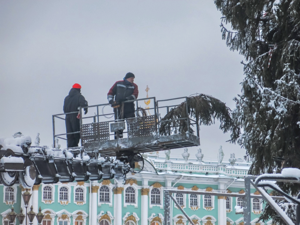 К 20 декабря елка будет полностью украшена для встречи Нового года. Фото: Ирина Иванова. Правообладатель: Институт культурных программ. К 20 декабря ёлка будет полностью украшена для встречи Нового года. Фото: Ирина Иванова. Правообладатель: Институт культурных программ.