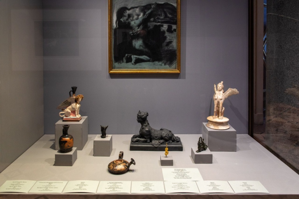 Более 250 экспонатов знакомят с фантастическим миром ужасающих чудовищ античной мифологии.